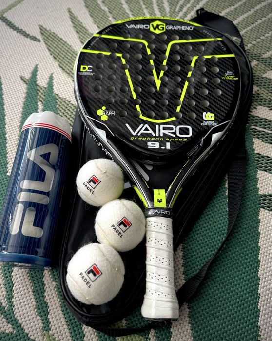 Падел ракета с подарък 3бр.бели топки