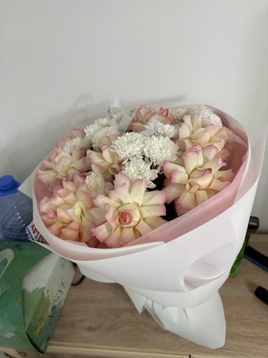 Цветы букет из роз и хризантем