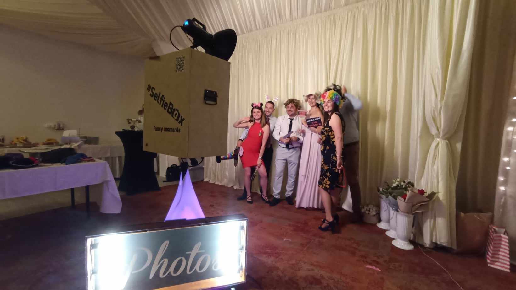 Cabinã foto/PhotoBooth/SelfieBox pentru evenimente