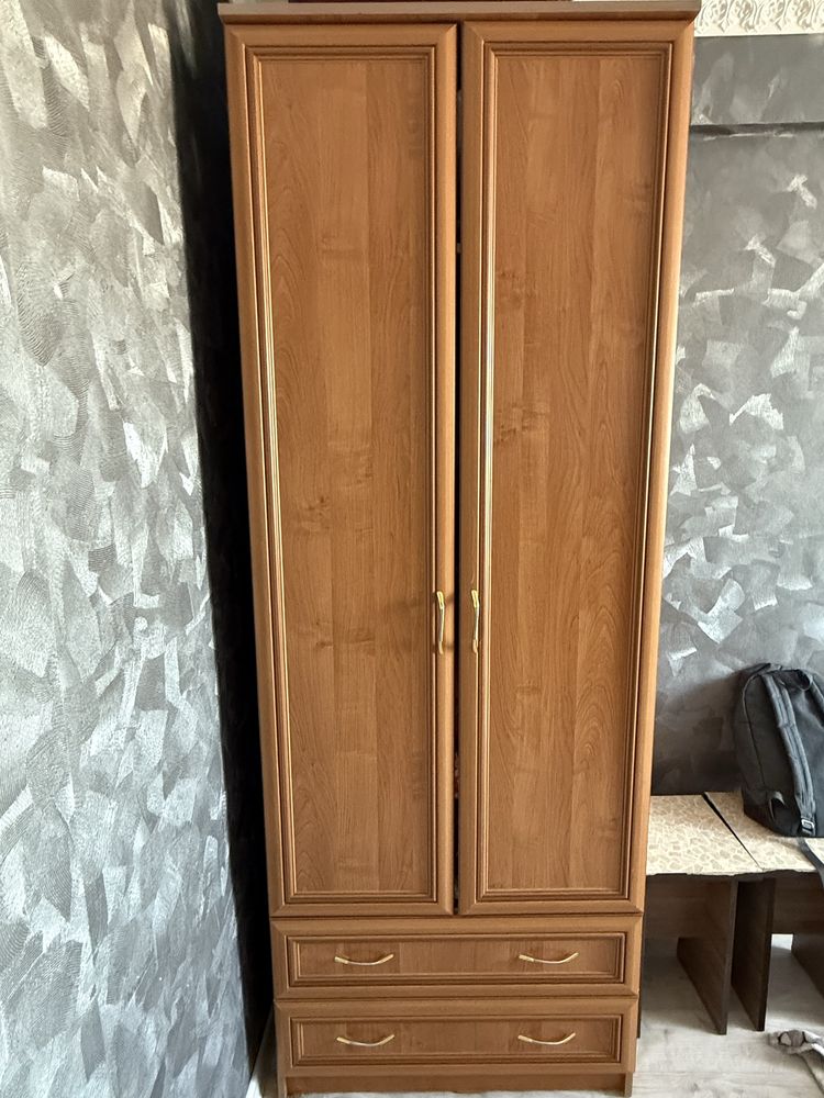 Продается высокий шкаф