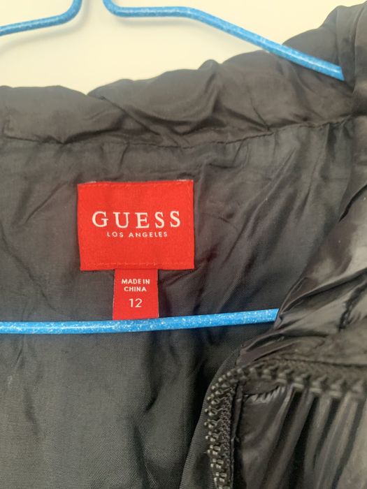 Оригинално яке на guess за 10-12 годишно дете носено е малко и е като