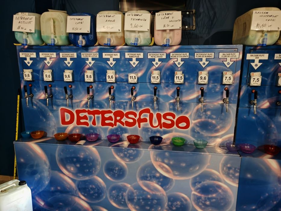 Vând 32 dozatoare pentru dero lichid .