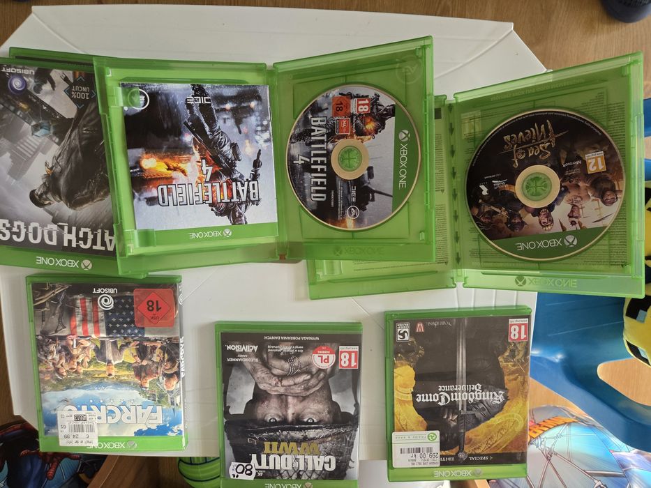 Vând jocuri Xbox One.