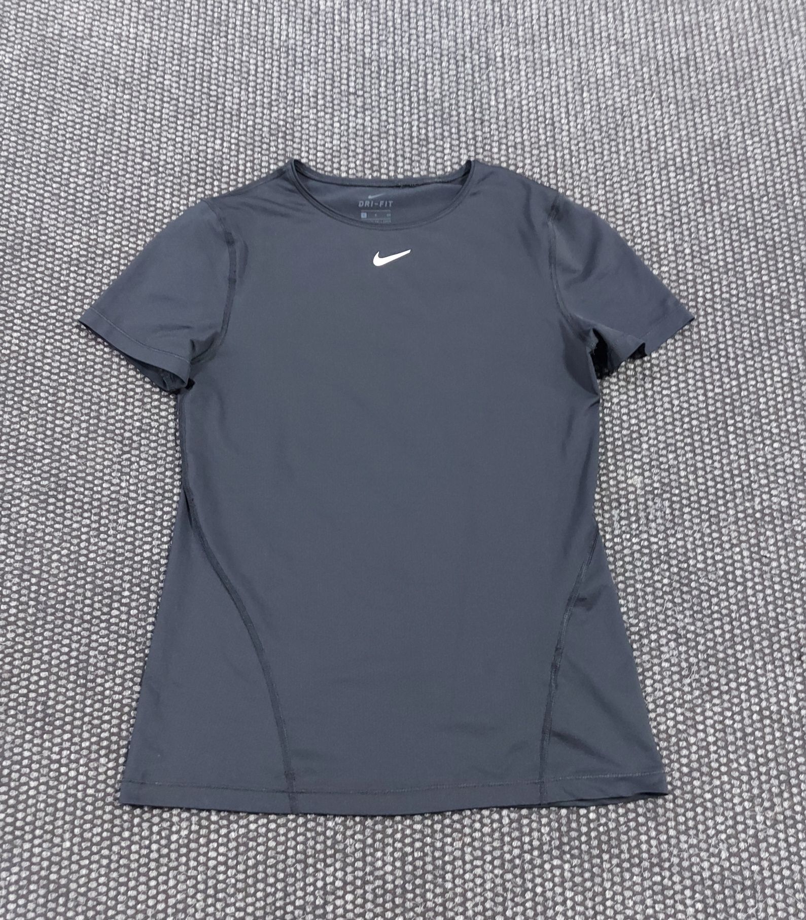 Nike дамска тениска S размер