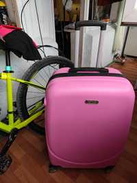 Продается большой розовый чемодан