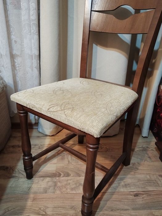 Маса разтегателна цвят орех със струговани крака и 3 стола