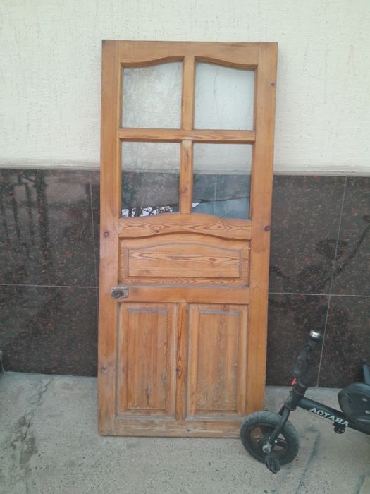 Eshik deraza yechib qoyilgan