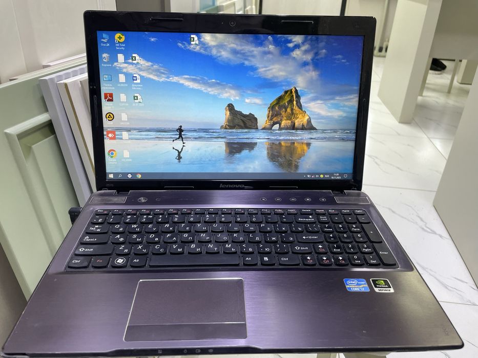б/у продаю ноутбук lenova цена договорная