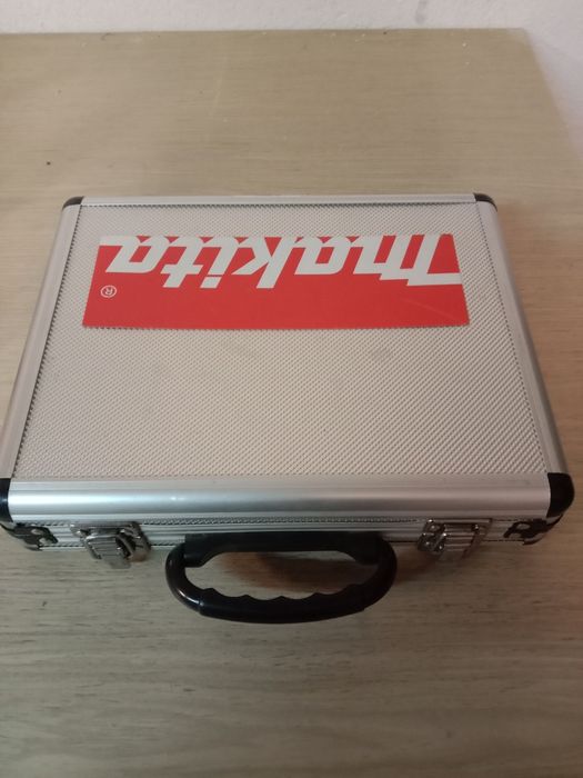 Бурлар бетонға сатылады.