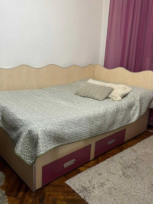 Vând dormitor de fetiță cu masă de birou.