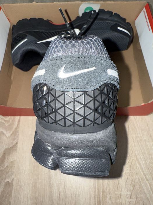 Nike Air Zoom Vomero 5 “Black Metallic University Red” - размер 45.5