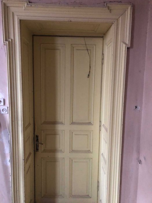Usi originale,cu toc imbracat din lemn masiv-vechime 115 ani