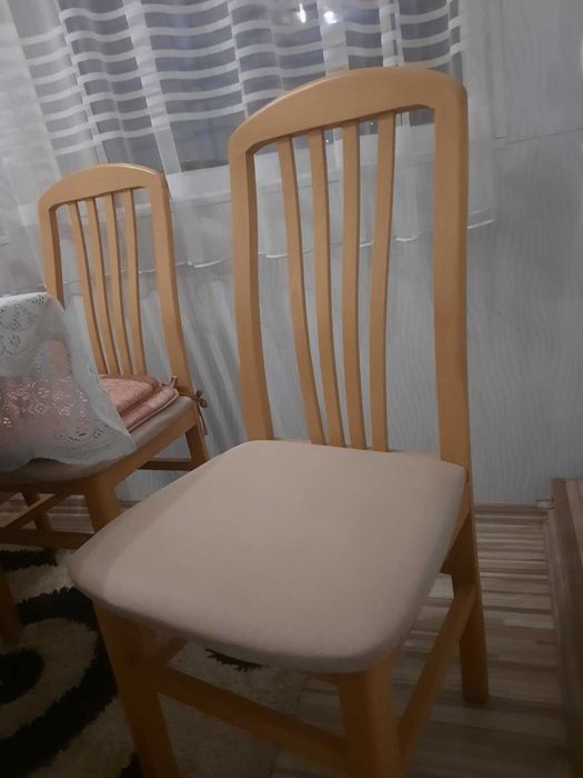 Продавам осем дървени стола