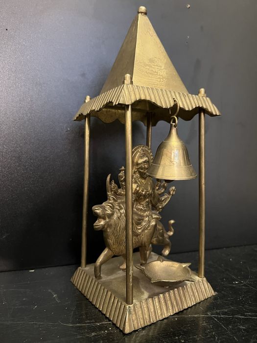 Zeita hindusa Durga asezata pe un leu.