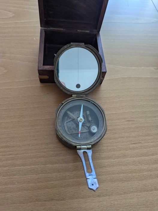 Компас в дървена кутия