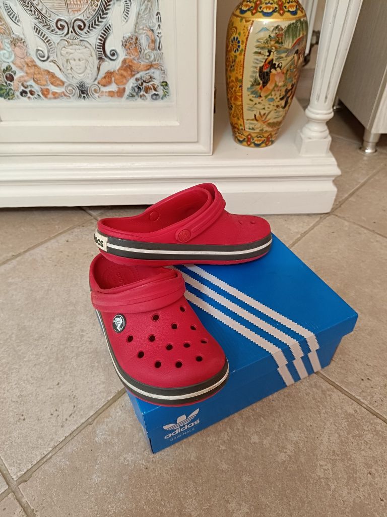 Vând adidași și șlapi crocs