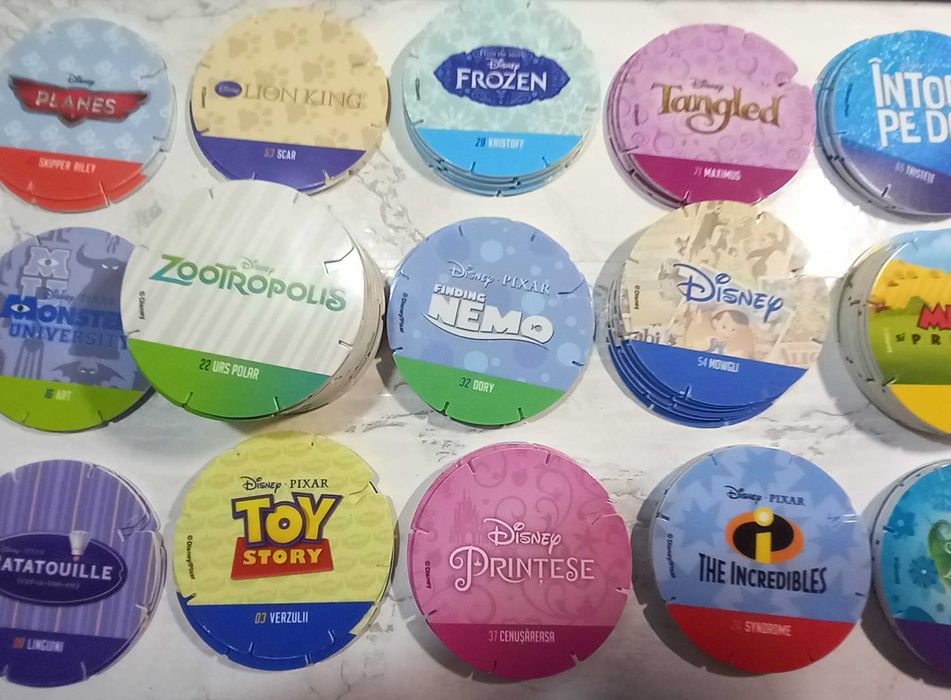 Lot de 130 jetoane („capace de lapte”) Disney/Pixar