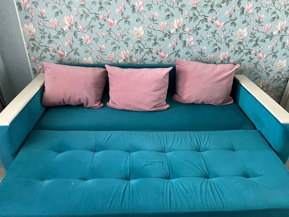 Срочно продаю диван в отличном состоянии