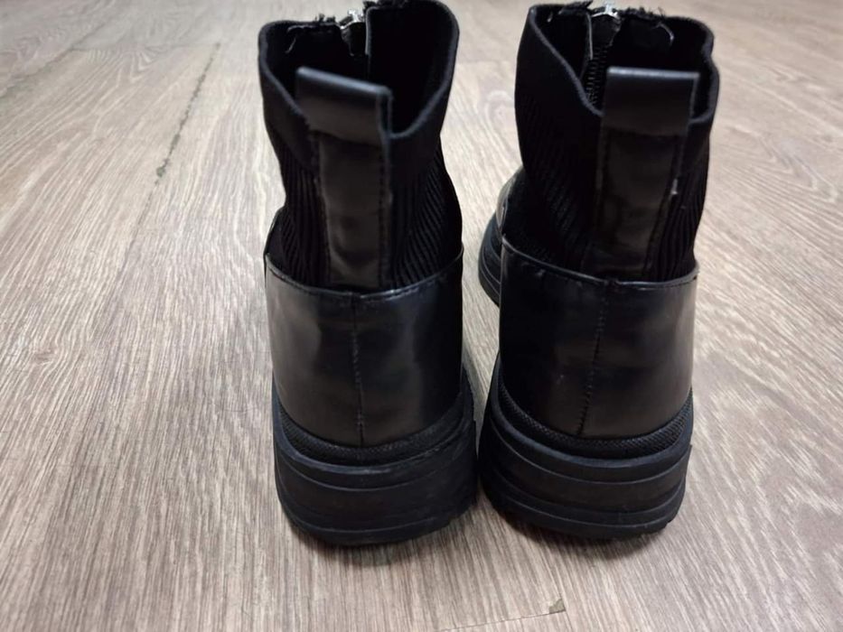 Дамски боти Зара
Размер 38 
Стелка 24,5см
Цена 35 лв