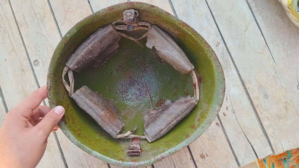 Harbiy kaska. Yili noma'lum. Sotiladi. Yerdi tagidan chiqdi