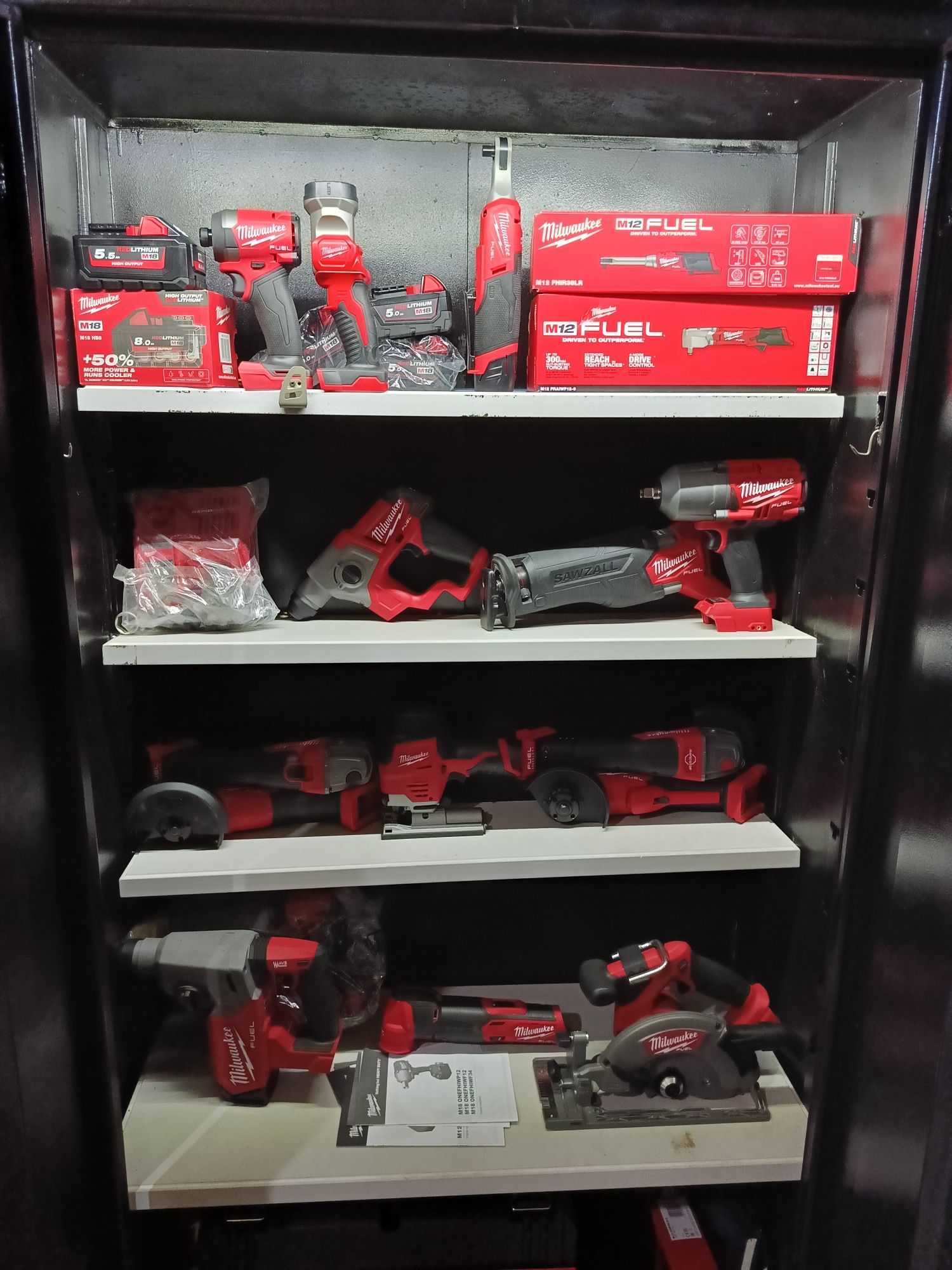 Pistol Milwaukee m18 3/4 2034nm cu 2 baterii și încărcător