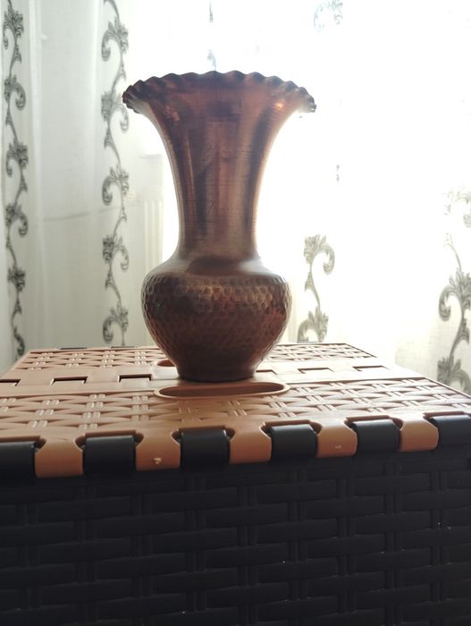 Vas vintage din aramă,marcat RAME,lucrat manual,17 cm.