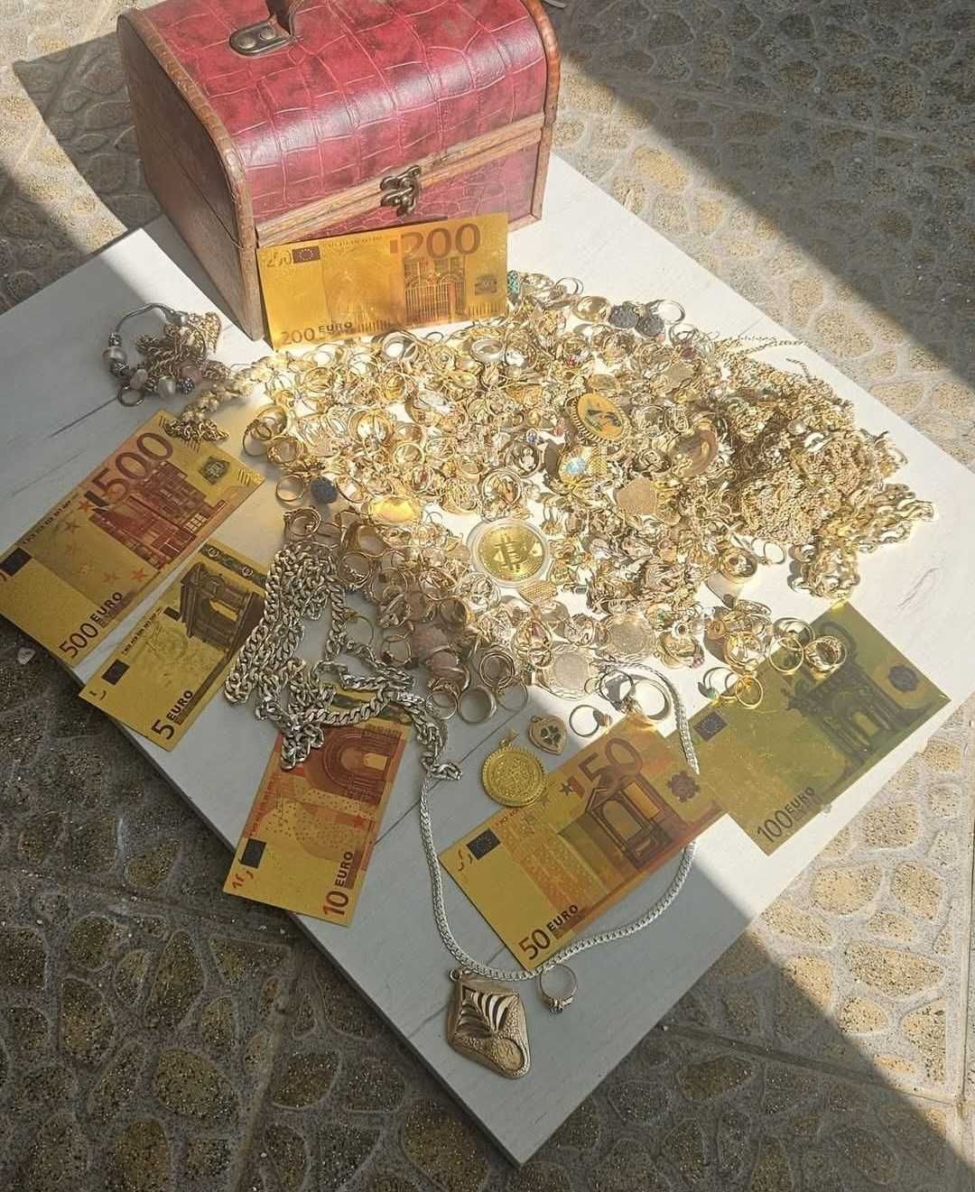 Голям лот позлатени пръстени и банкноти