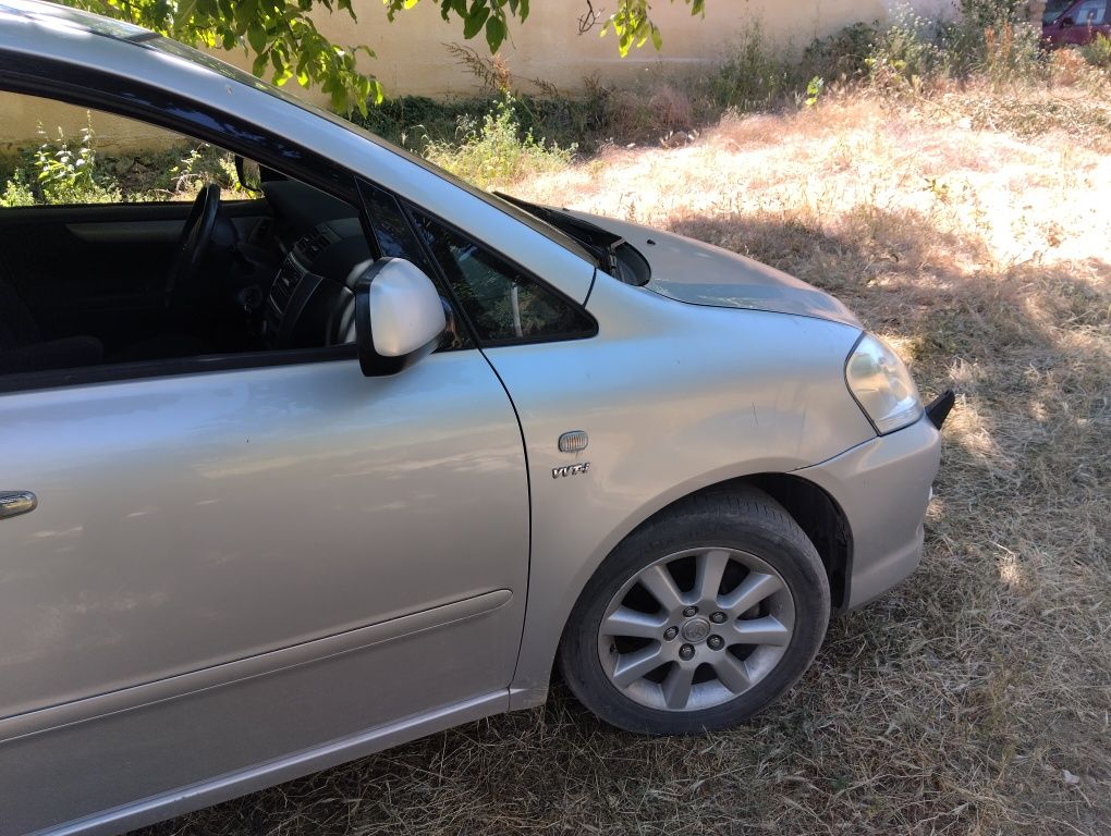 Тойота Авенсис Версо 2000 бензин facelift