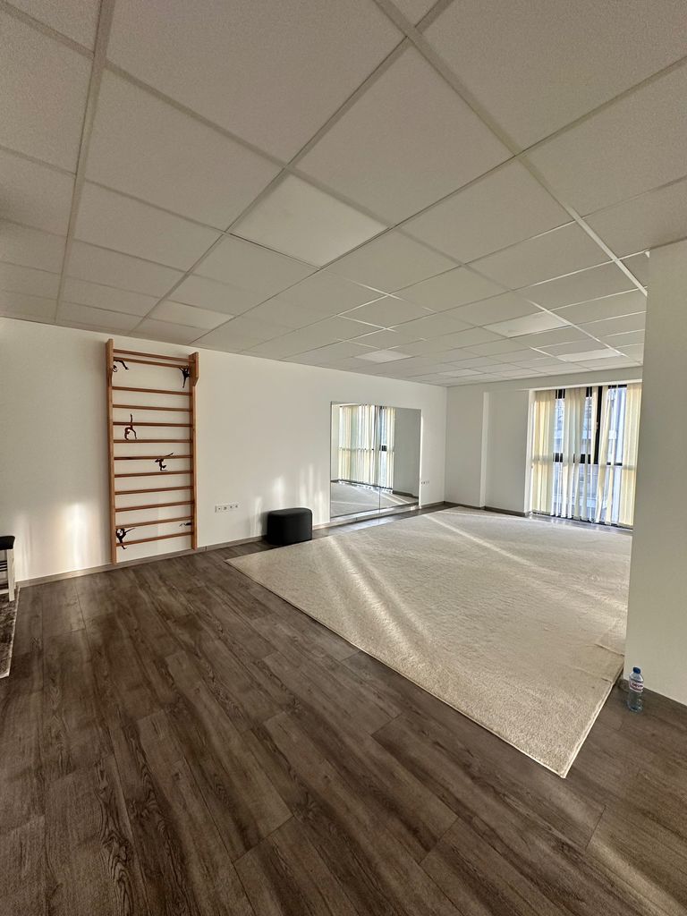 Дава се под наем Магазин в Варна, Автогара - 90 кв.м за 12.75 € - Снимка #1