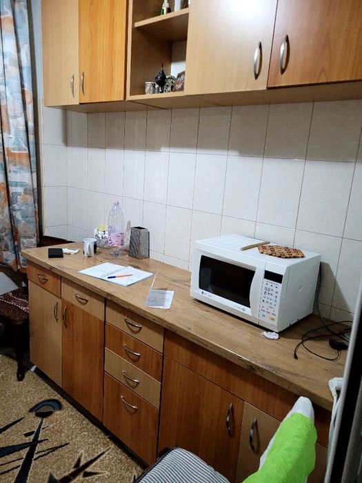 2 camere Gazda , de preferat o studenta . Zona Statia de tramvai.