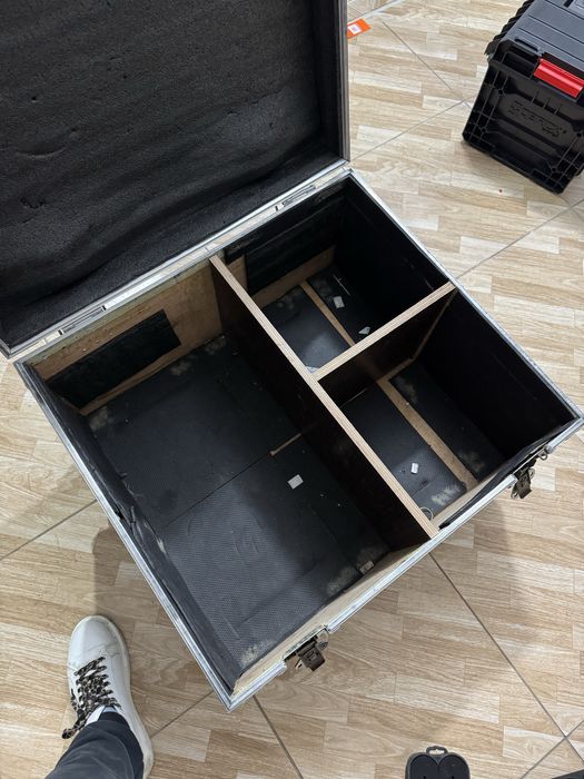 Flightcase/Case pentru cabluri compartimentat cu roti/Stare f.buna!