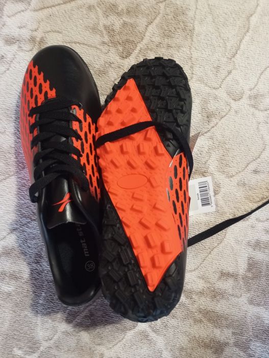 Чисто нови обувки за футбол 38 размер