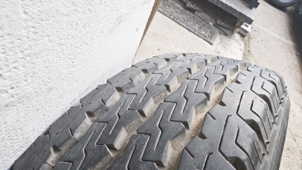 2бр. Бусови гуми 195 70 15C Firestone стар ДОТ но запазени