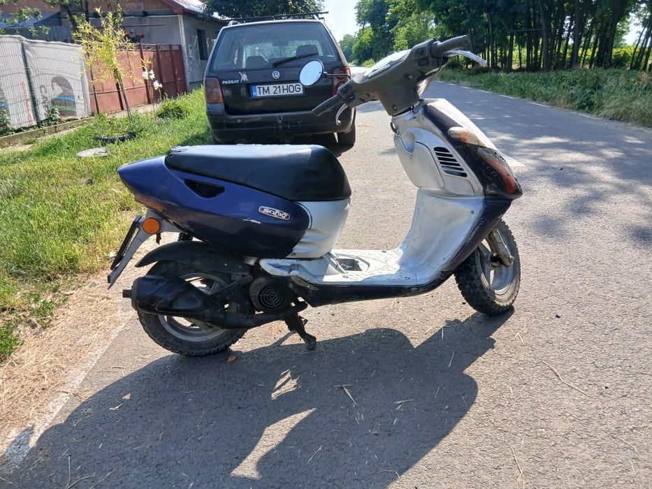 Vând scuter aprilia sonic cu acte de 80 motorul merge foarte bine