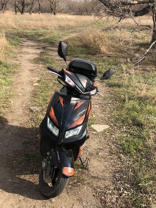 Продаю скутер со шлемом