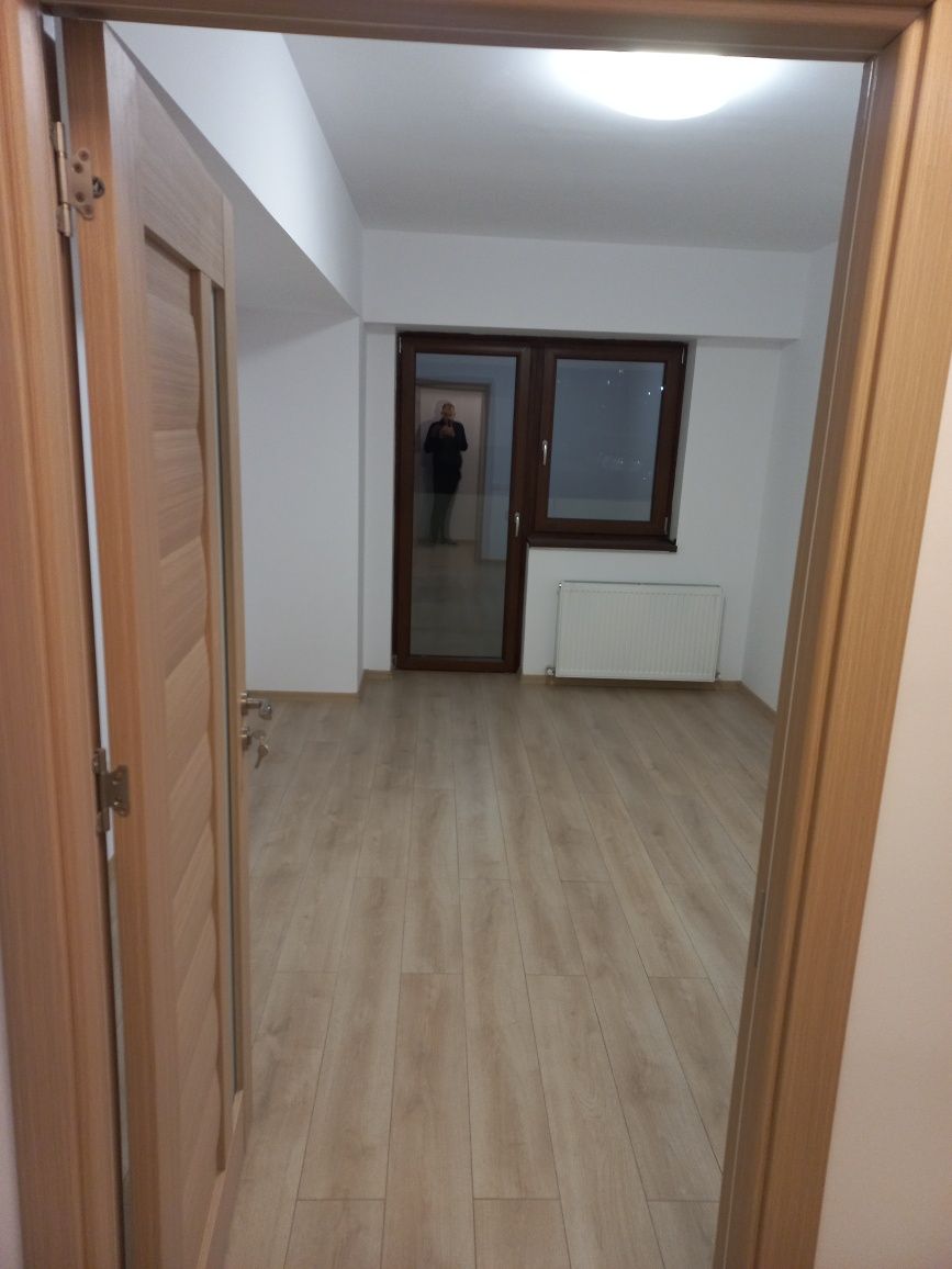 Închiriez apartament 3 camere zona centrala , parter,  110 Mp