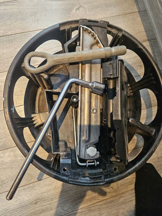 Vand cric ,cui remorcare cheie si garnitura capac motor.