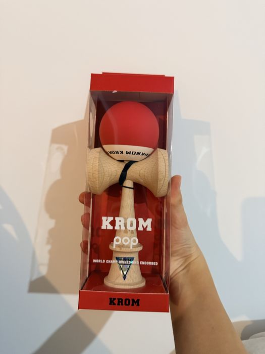 Kendama KROM Pop Rubber – culori vibrante, calitate premium!  Sigilate