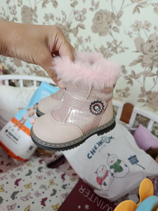Продам зимнюю детскую обувь