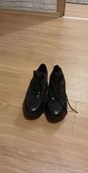 Чисто нови дамски обувки. Номер 37.