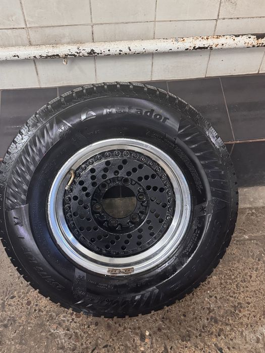 Шины с дисками.   235/75/15