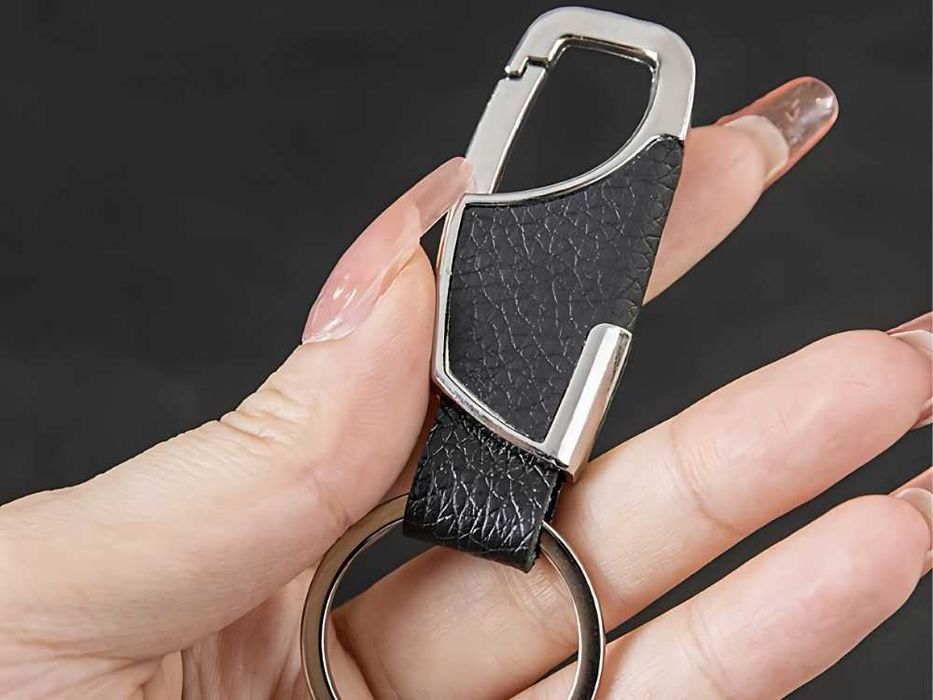 Breloc elegant din piele ecologica si metal cu carabina negru-argintiu