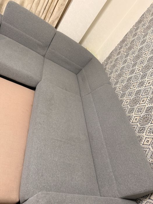 Продаю диван серый