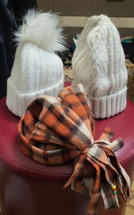 Vând căciuli călduroase