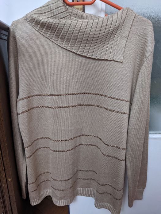 Bluze damă șapte bucăți .de la  10 lei la 15 lei.