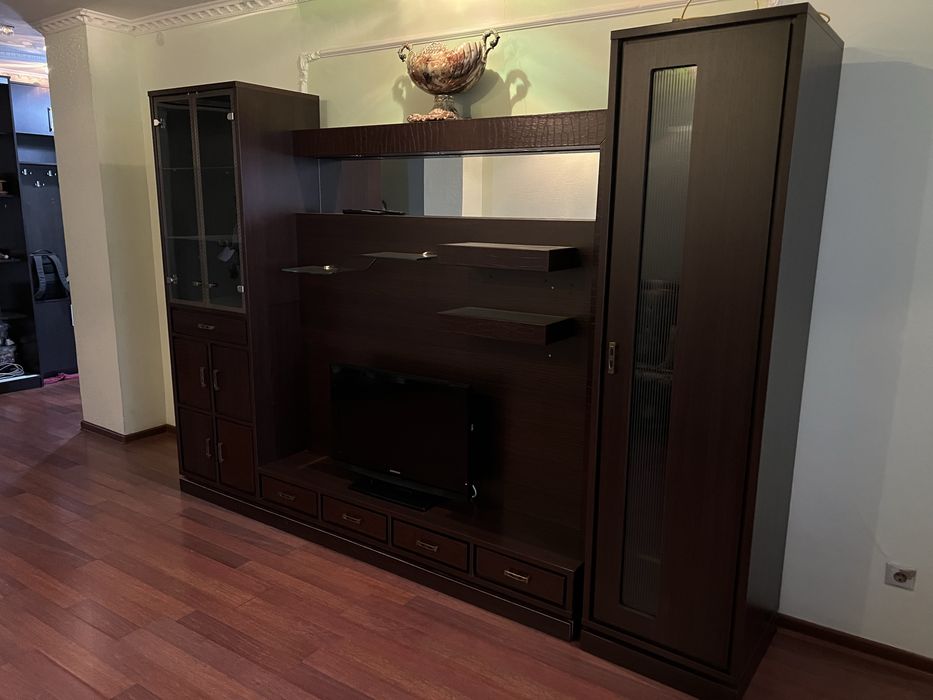 Стенка для зала коричниквая