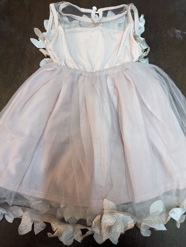 Продам 2 платья на малышку 1-2 года