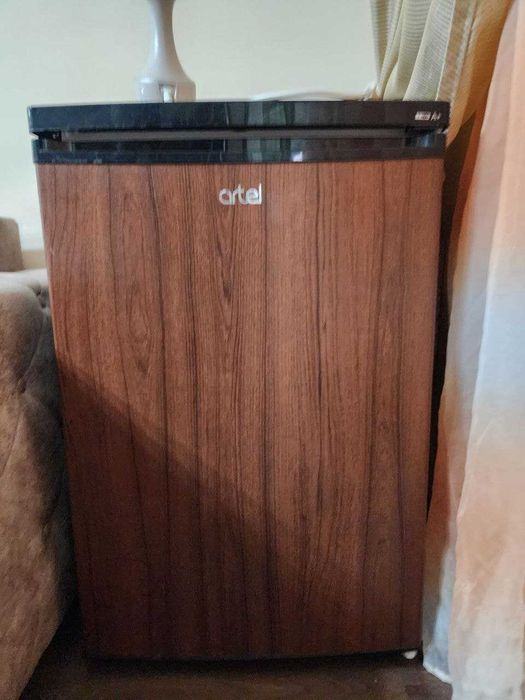Продам барный холодильник Artel HS 137RN Brown