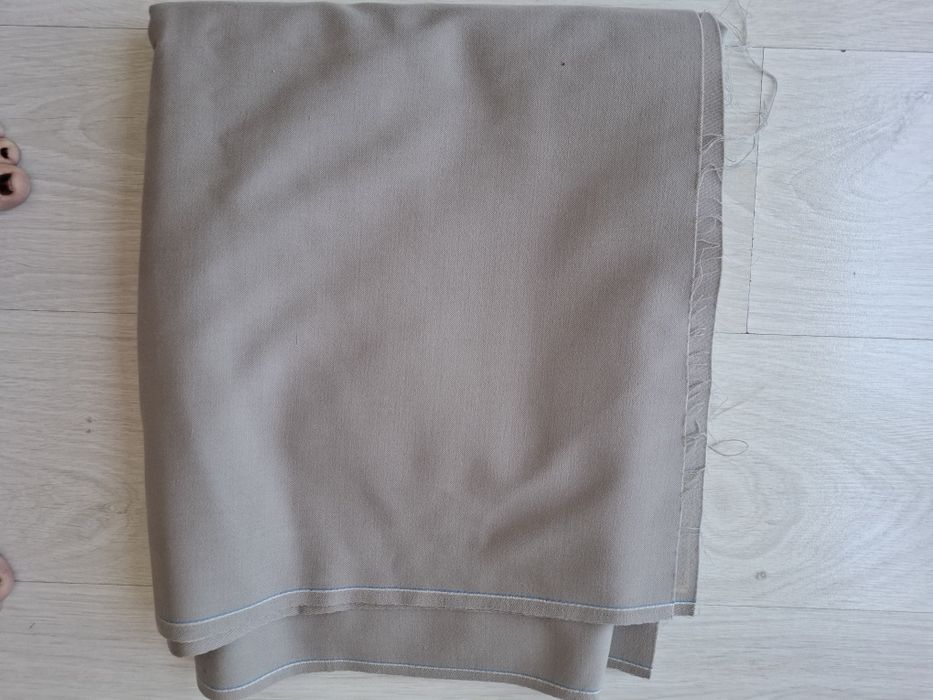 Продаётся новый , шерстяной отрез на костюмы,  пальто