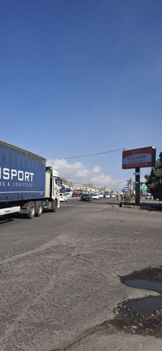 LED ekranda reklama joylashtirish. Qamchiq dovoni oldida.